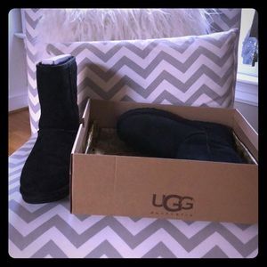 UGG short Classic boot (5825 w/ Black)